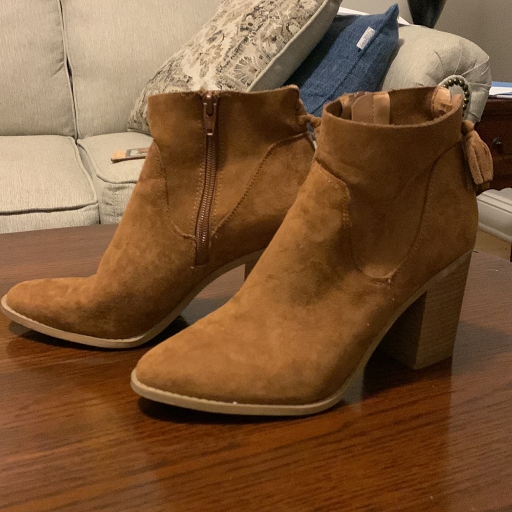 Universal Thread suede booties, tan, size 8, side zipper, decorative tassel